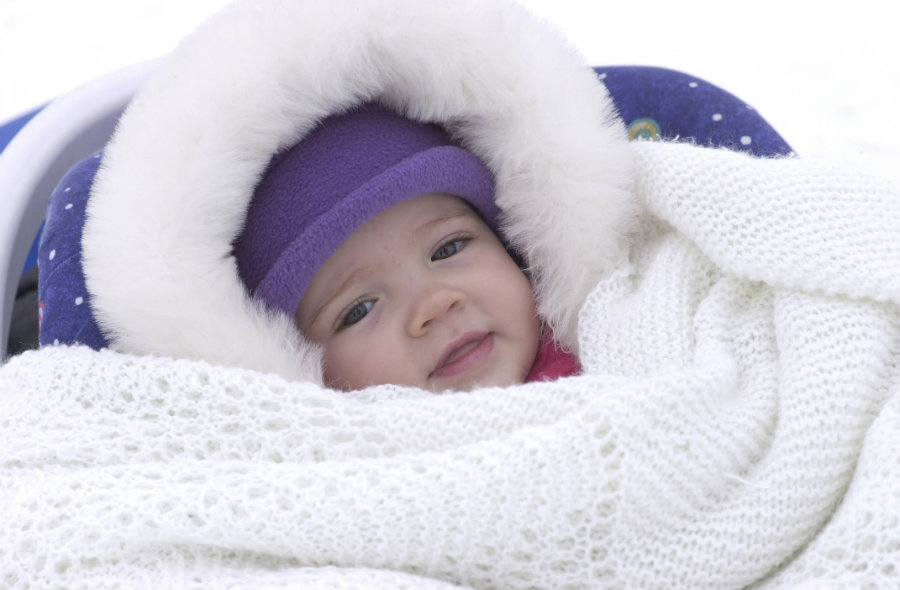 Recém-nascido sente mais frio do que adulto? Saiba como vestir o bebê