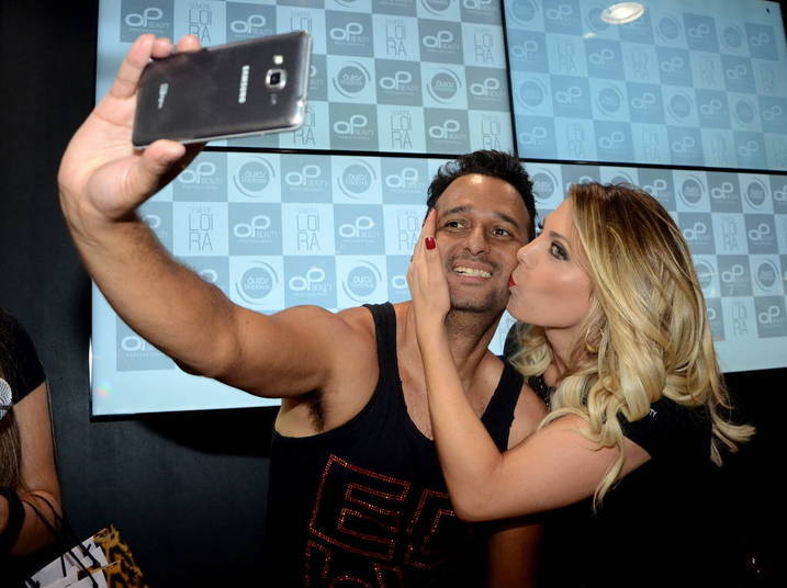 A loira tamb&eacute;m atendeu os f&atilde;s e n&atilde;o economizou nos sorrisos e selfies