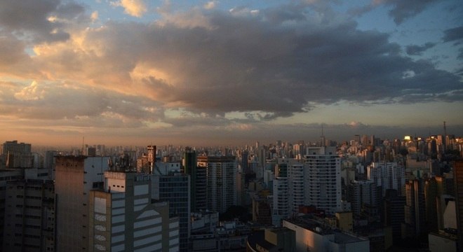 Amanhecer visto do centro da capital paulista, na quarta-feira (20), véspera do feriado prolongado