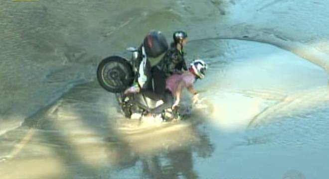 Motoqueiro caiu com moto em buraco após estouro de tubulação na avenida Radial Oeste