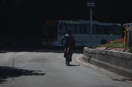 Após queda de ciclovia, ciclistas pedalam pela av. Niemeyer