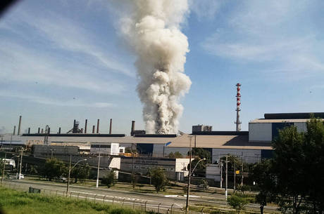 Incidente na religação de alto-forno libera fumaça em usina da CSN -  Notícias - R7 Rio de Janeiro