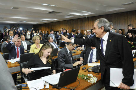 Raimundo Lira cumprimenta senadores na comissão