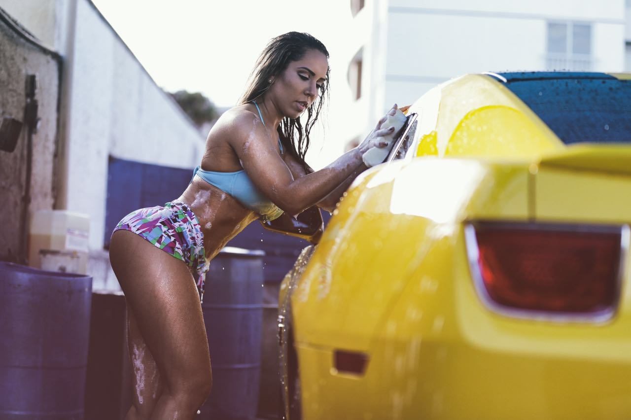 Gostosa lavando carro