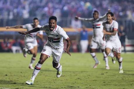 Michel Bastos vibra muito com o primeiro gol do Tricolor