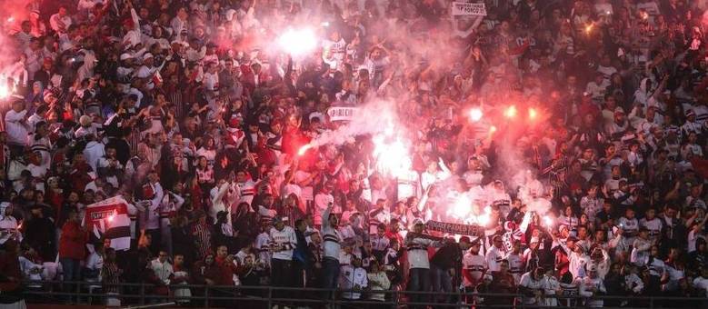 Torcida do São Paulo lotou o Estádio Cícero Pompeu de Toledo e bateu recorde: 53 mil pessoas