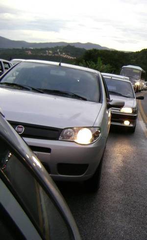 Farol era obrigatório nas rodovias do País Farol era obrigatório nas rodovias do País