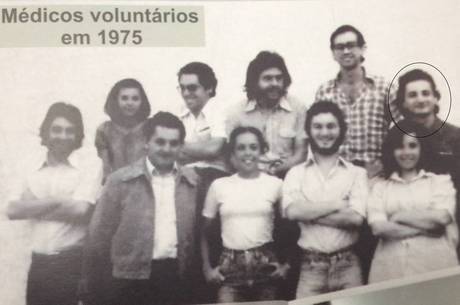 Natalini em foto com outros médicos voluntários em 1975 Natalini em foto com outros médicos voluntários em 1975