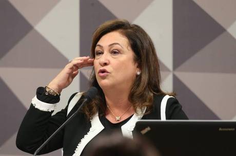 Kátia Abreu está no 8º dia do ciclo de infecção Kátia Abreu está no 8º dia do ciclo de infecção