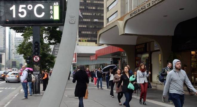 Termômetro marca 15º C na avenida Paulista, em São Paulo (SP), na manhã desta sexta-feira (29)