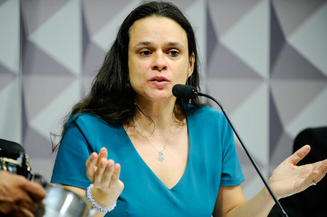 Janaína questiona gasto recente com reforma 