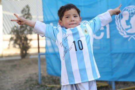 Menino recebeu uma camisa da Argentina oficial e autografada por seu ídolo em janeiro deste ano