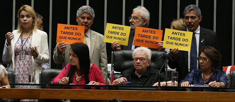 Deputados aproveitaram encerramento de sessão para ocupar a Mesa Diretora e realizar os debates