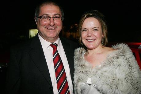 Gleisi e Paulo Bernardo foram denunciado ao STF sob a acusação de ter em recebido R$ 1 milhão para a campanha da senadora em 2010 Gleisi e Paulo Bernardo foram denunciado ao STF sob a acusação de ter em recebido R$ 1 milhão para a campanha da senadora em 2010