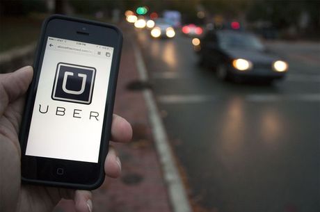 Taxistas pedem que a UBER pague multa de R$ 100 mil caso desobedeça o bloqueio
