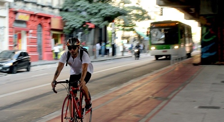 Ciclista pedala embaixo do Minhocão, em São Paulo