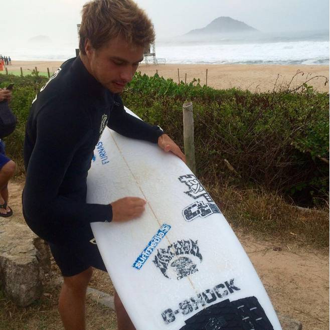 Brasileiro Lucas Silveira conquista QS3000 de Santa Cruz - Surf - Jornal  Record