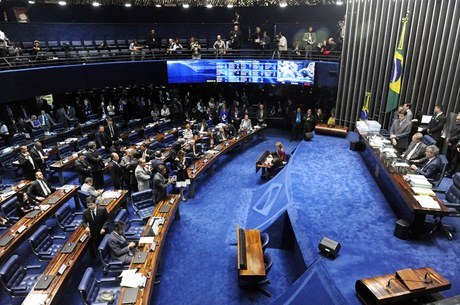 Servidores do Senado terão reajuste escalonado até 2018