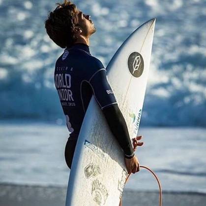 Brasileiro Lucas Silveira conquista QS3000 de Santa Cruz - Surf - Jornal  Record