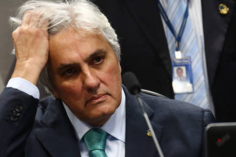 Delcídio é acusado de corrupção e lavagem de dinheiro Delcídio é acusado de corrupção e lavagem de dinheiro