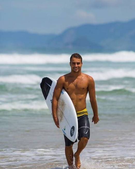 Brasileiro Lucas Silveira conquista QS3000 de Santa Cruz - Surf - Jornal  Record