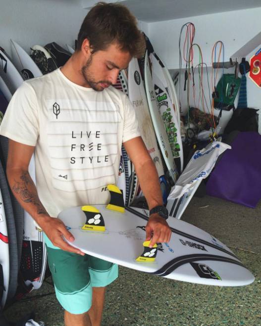 Brasileiro Lucas Silveira conquista QS3000 de Santa Cruz - Surf - Jornal  Record