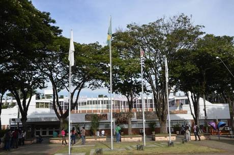 Universidades criticam cortes de verba na Educação Universidades criticam cortes de verba na Educação