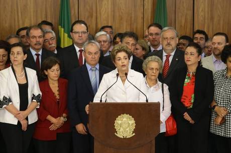 Dilma falou ao lado de ex-ministros e parlamentares Dilma falou ao lado de ex-ministros e parlamentares