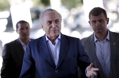 Michel Temer é oficialmente o presidente em exercício do Brasil