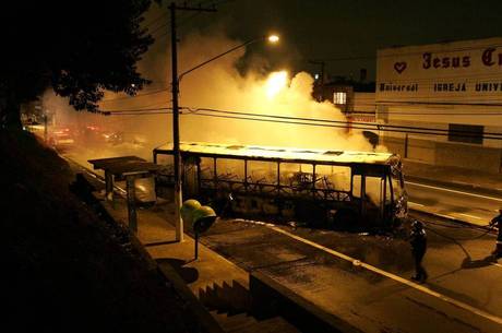No dia 15 de maio, o PCC coordenou uma série de ataques em SP No dia 15 de maio, o PCC coordenou uma série de ataques em SP