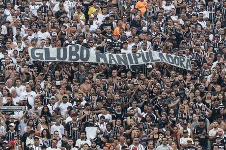Torcida do Corinthians protesta contra a Rede Globo Torcida do Corinthians protesta contra a Rede Globo