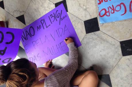 Mulheres protestaram contra o projeto de lei nesta quarta na Alerj