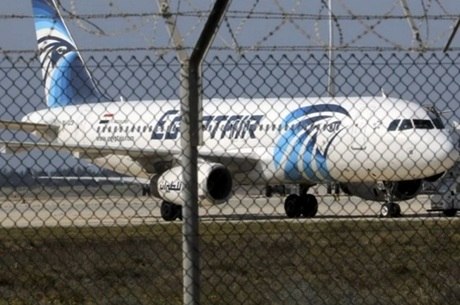 Engenheiro técnico da Egyptair que inspecionou o aparelho no aeroporto francês também não detectou qualquer problema