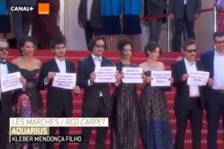 Mendonça Filho e elenco do filme Aquarius protestam em Cannes