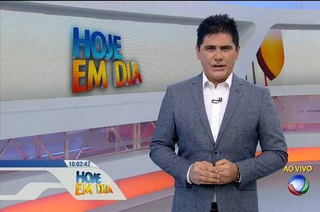 Cesar Filho abriu o Hoje em Dia lamentando o episódio sofrido pela colega de programa Ana Hickmann Cesar Filho abriu o Hoje em Dia lamentando o episódio sofrido pela colega de programa Ana Hickmann