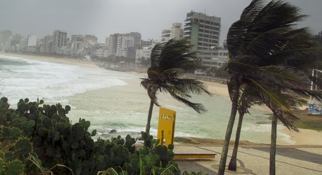 Ventos fortes atingiram a praia de Ipanema após a chegada de frente fria nesta segunda (23)