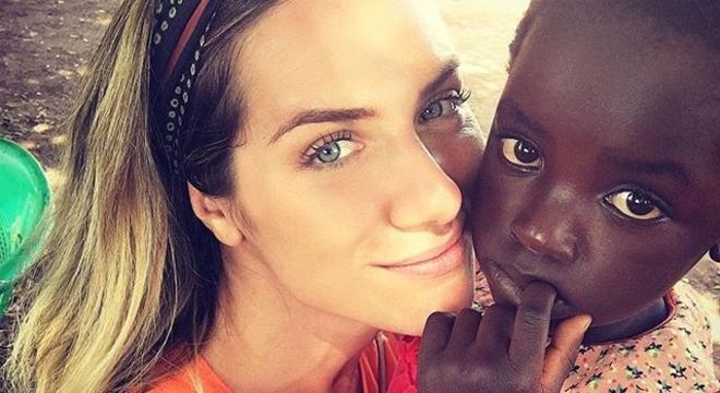 Giovanna postou uma foto com uma menina do Malawi no colo