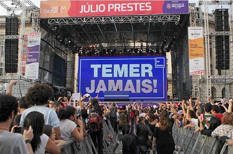 Telão projeta "Temer Jamais!" durante show do Criolo na Virada Cultural deste ano em São Paulo