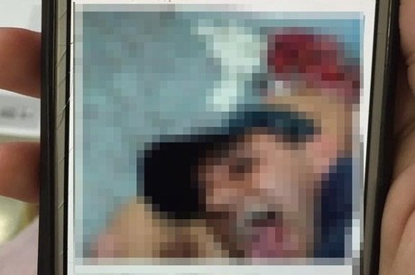 Raphael é o homem que aparece ao lado da vítima em uma das fotos divulgadas na rede social
