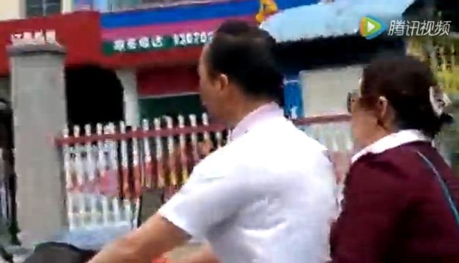 Segundo relatos, ele volta Ã  sua cidade natal todos os meses para visitar sua mÃ£e