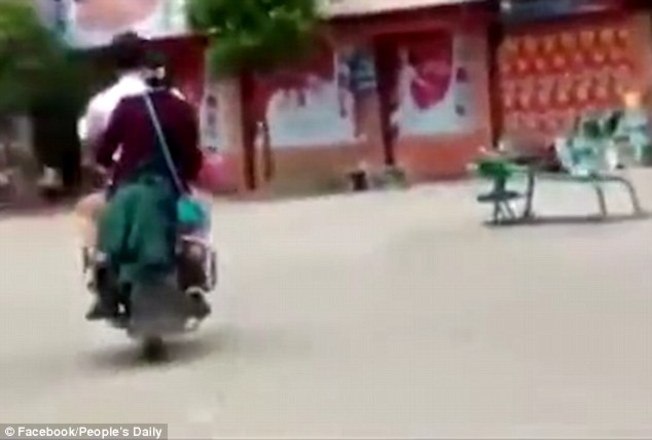 PorÃ©m, nem todos os comentÃ¡rios foram positivos.Â 'Sxlmd664 disse: 'Como Ã© que a polÃ­cia nÃ£o multa e detÃ©m seu veÃ­culo?'