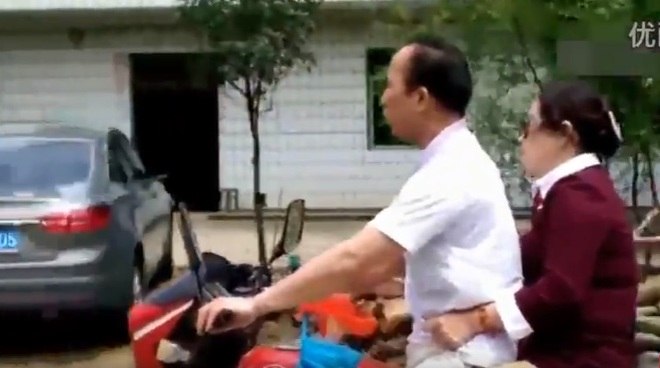 Ele disse aos repÃ³rteres que escuta os barulhos no seu entorno e segue as instruÃ§Ãµes de sua esposa