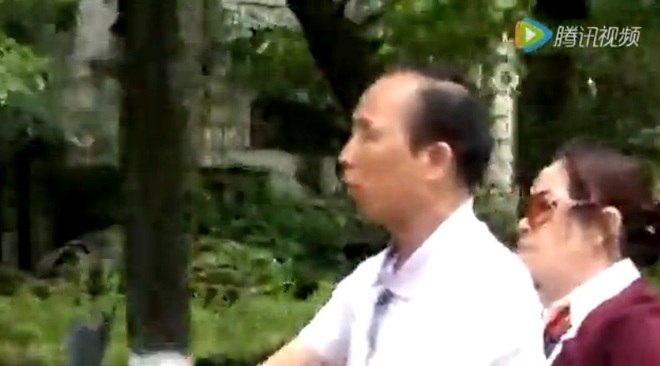 Durante todo o caminho ele mantÃ©m um ritmo de velocidade e ainda faz manobras cautelosas entre os carros e ruasÂ 