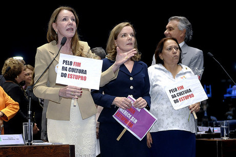 Parlamentares protestaram contra estupro no Rio