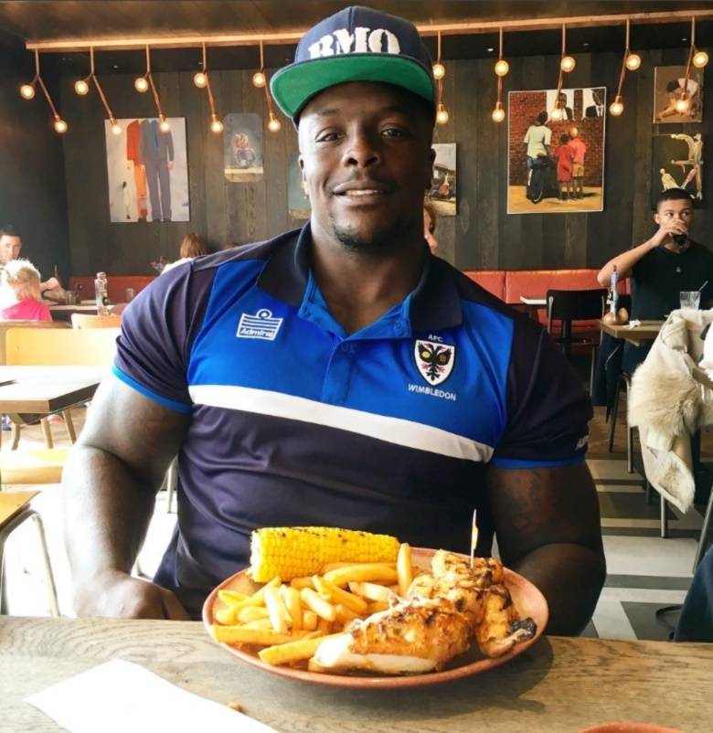 Com fama de marombeiro, Akinfenwa é o jogador de futebol mais forte do mundo  - Ao Vivo Esporte