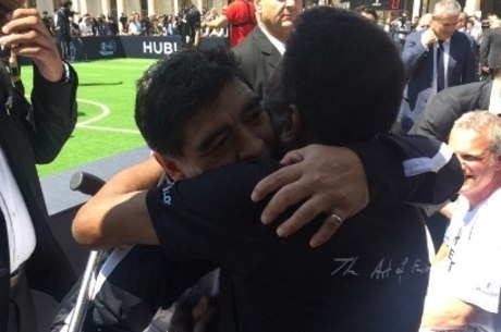 Pelé e Maradona deixaram rivalidade de lado e se abraçaram em evento de promoção da Eurocopa, em Paris
