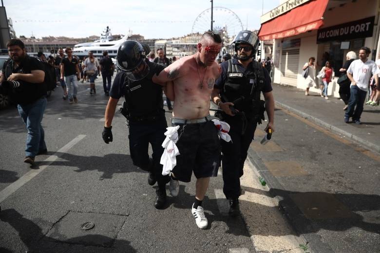 Hooligans estragam festa antes de jogo entre Inglaterra e Rússia