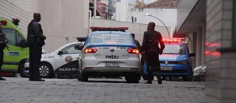Segundo a PM, o resgate teve o envolvimento de cerca de 25 homens que chegaram em quatro motos e cinco carros Segundo a PM, o resgate teve o envolvimento de cerca de 25 homens que chegaram em quatro motos e cinco carros