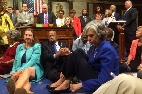 Foto divulgada no Twitter mostra deputados democvratas sentados em sinal de protesto
