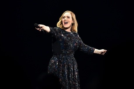 Adele dedica show a Brad Pitt e Angelina Jolie 